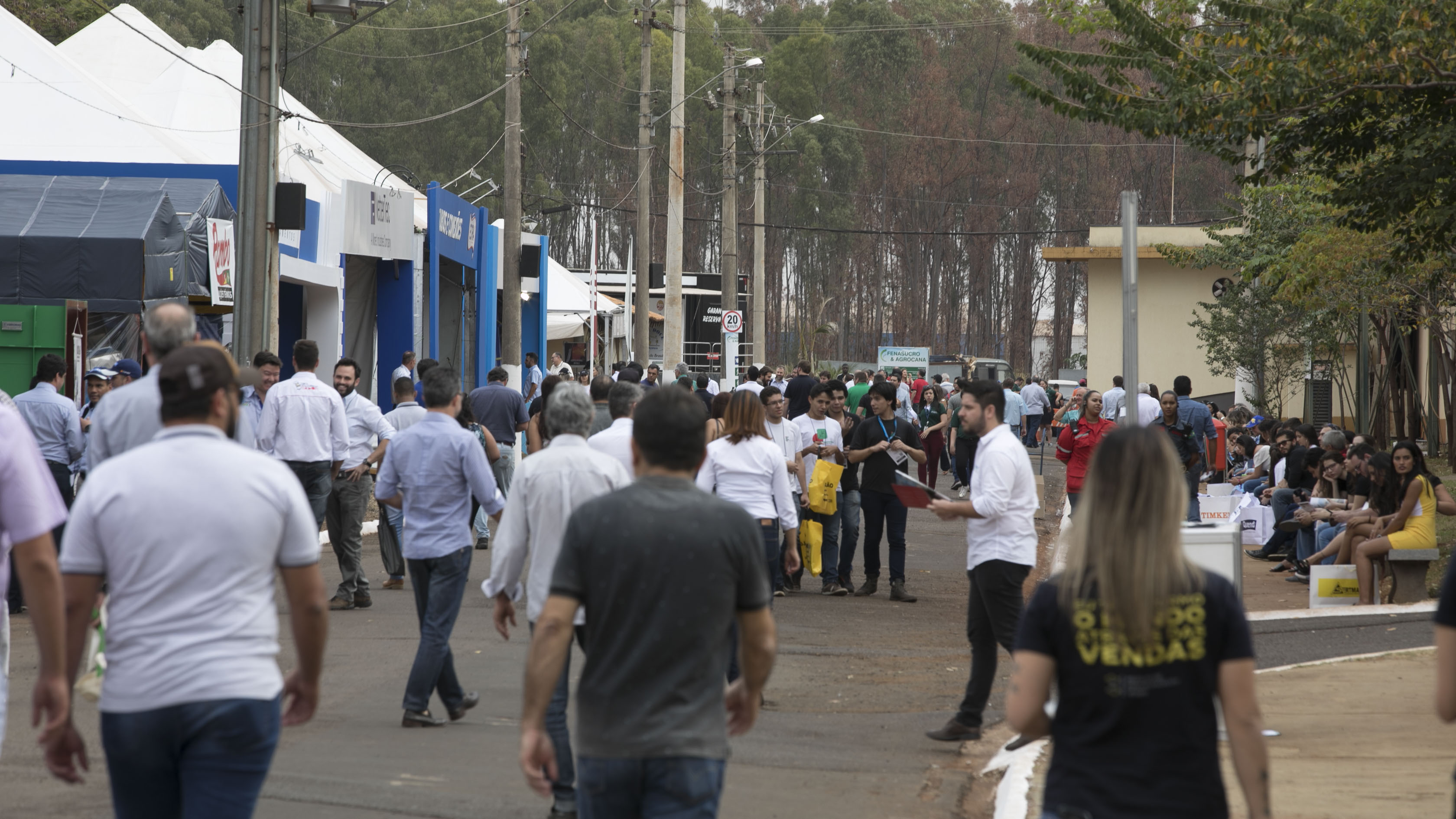 Visitantes conferem as principais novidades também para o campo na área agrícola da feira, que vai até esta sexta-feira (24), em Sertãozinho (Foto: Charles Johnson - Foto Brasil)